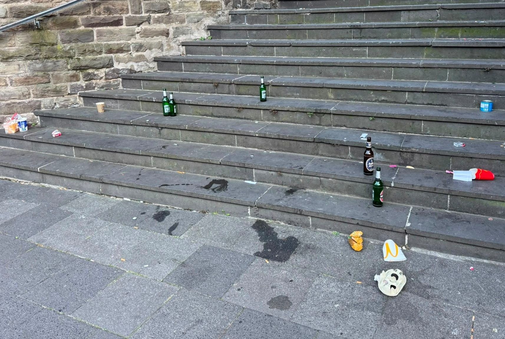 Seit Monaten geht das so: ein mittlerweile gewohntes Bild von der Treppe an der Komödienstraße.