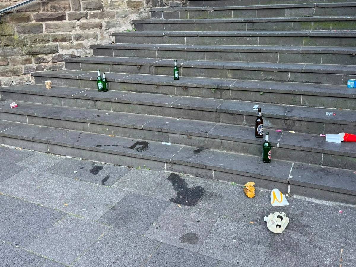 Seit Monaten geht das so: ein mittlerweile gewohntes Bild von der Treppe an der Komödienstraße.