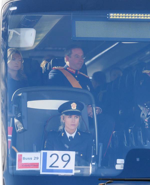 Der belgische König Philippe und Königin Mathilde (r) sitzen in einem Bus am Flughafen Oslo bei ihrer Ankunft zur Beisetzung von König Harald V. vor dem britischen Thronfolger Prinz William.