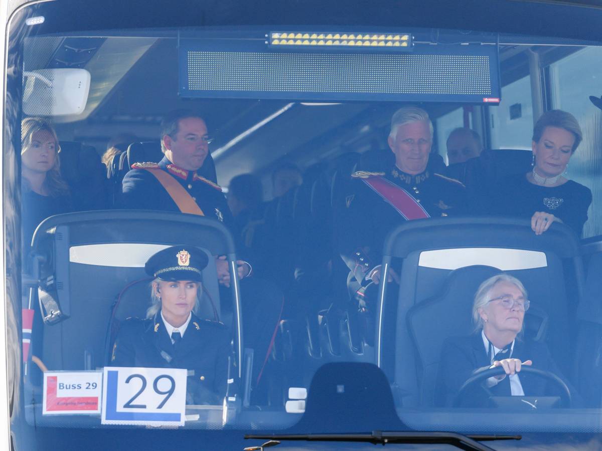 Der belgische König Philippe und Königin Mathilde (r) sitzen in einem Bus am Flughafen Oslo bei ihrer Ankunft zur Beisetzung von König Harald V. vor dem britischen Thronfolger Prinz William.