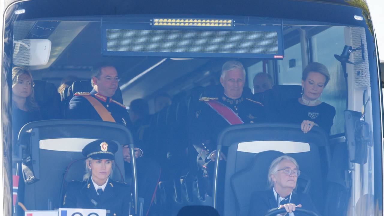 Der belgische König Philippe und Königin Mathilde (r) sitzen in einem Bus am Flughafen Oslo bei ihrer Ankunft zur Beisetzung von König Harald V. vor dem britischen Thronfolger Prinz William.