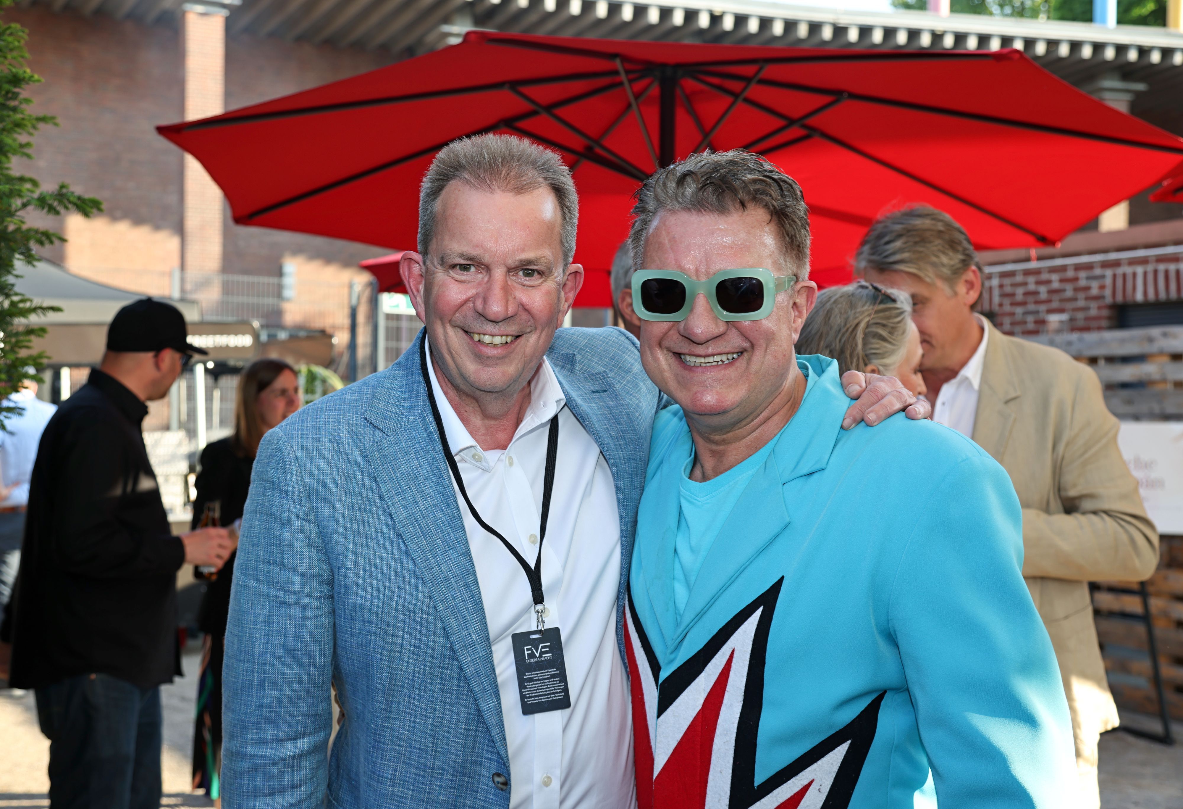Ralf Nüsser steht mit Linus im Tanzbrunnen.