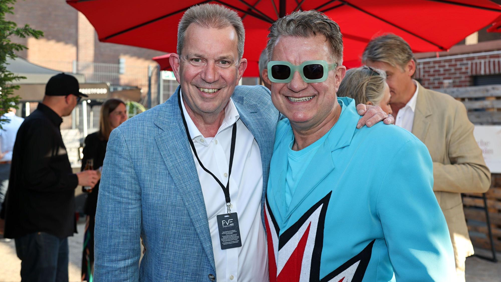 Ralf Nüsser steht mit Linus im Tanzbrunnen.