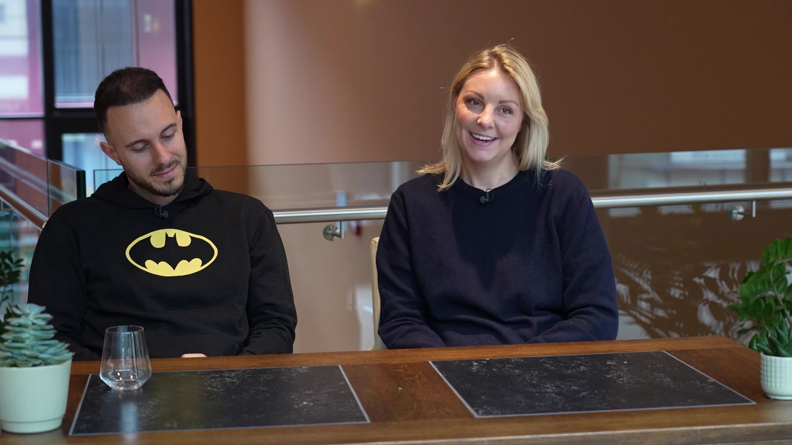 Riccardo und Michelle lassen sich von Kilians Menü überraschen.
 (Bild: RTL)