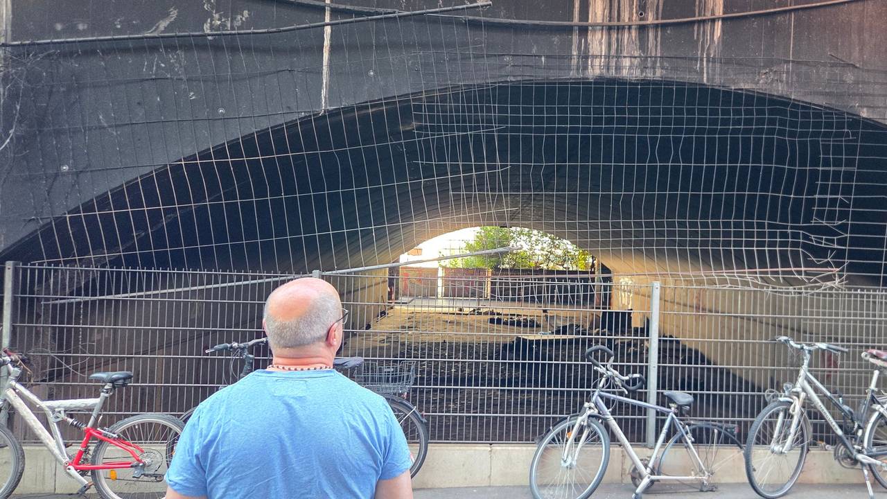 An einem der Bahnbögen am Eigelstein sind noch Brandspuren zu sehen.