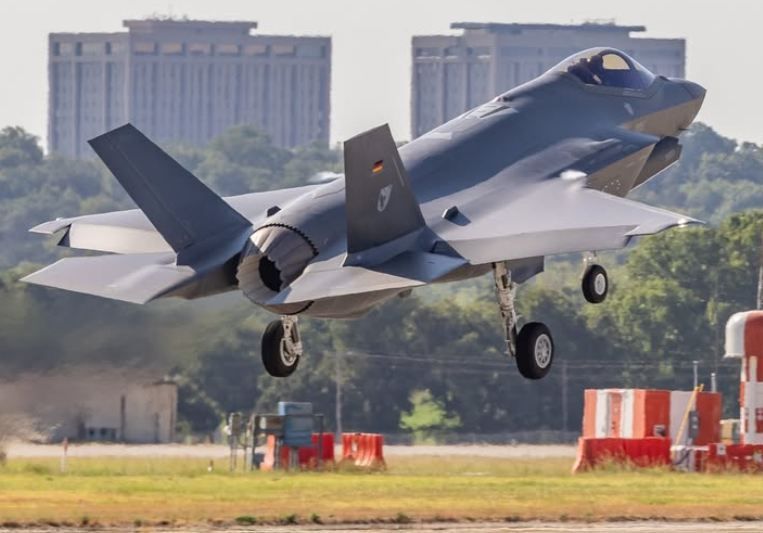 Die erste F-35A Lightning II mit deutscher Kennung ist in den USA abgehoben.