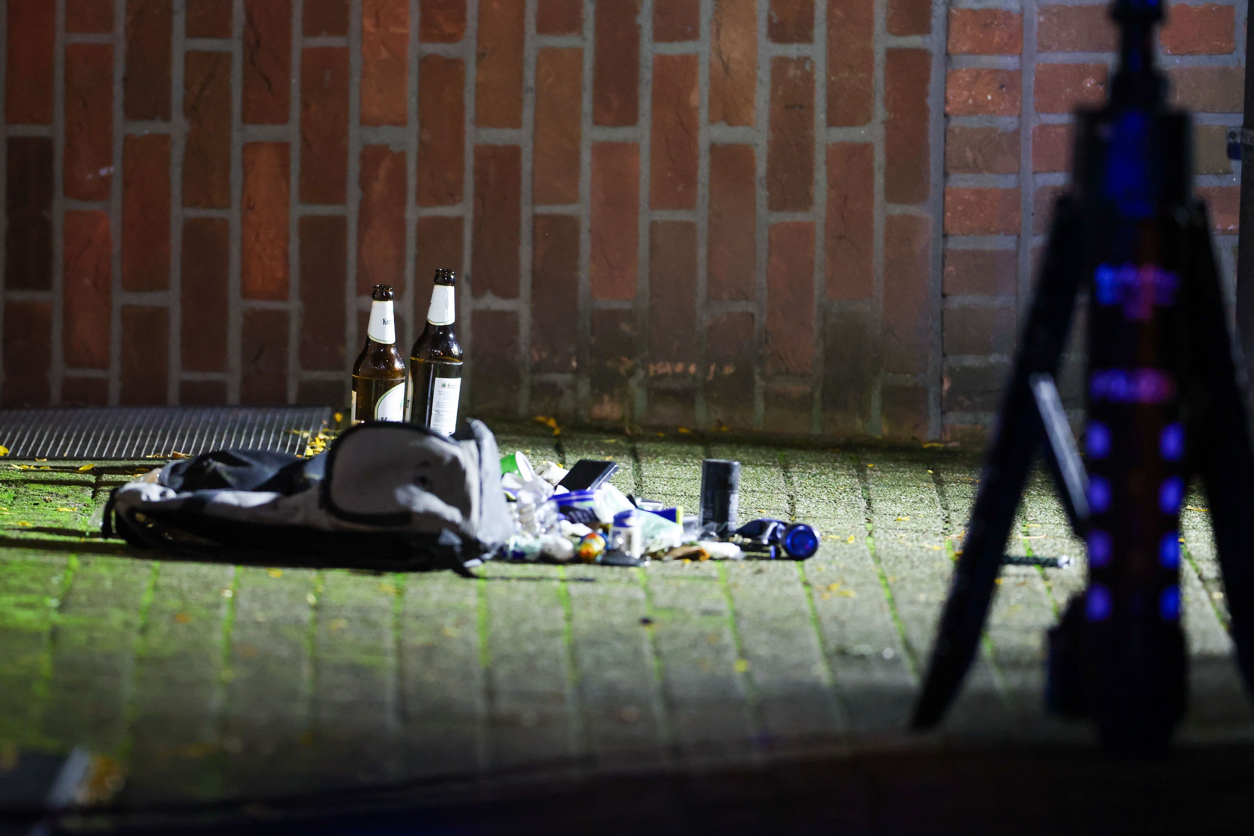 2 Bierflaschen, ein Rucksack und Kleinteile, die dem angeschossenen Mann gehören sollen, liegen im abgesperrten Bereich des Tatorts. Bei einem Polizeieinsatz in Meerbusch bei Düsseldorf ist es zu einem polizeilichen Schusswaffengebrauch gekommen.