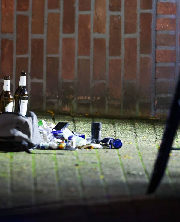 2 Bierflaschen, ein Rucksack und Kleinteile, die dem angeschossenen Mann gehören sollen, liegen im abgesperrten Bereich des Tatorts. Bei einem Polizeieinsatz in Meerbusch bei Düsseldorf ist es zu einem polizeilichen Schusswaffengebrauch gekommen.