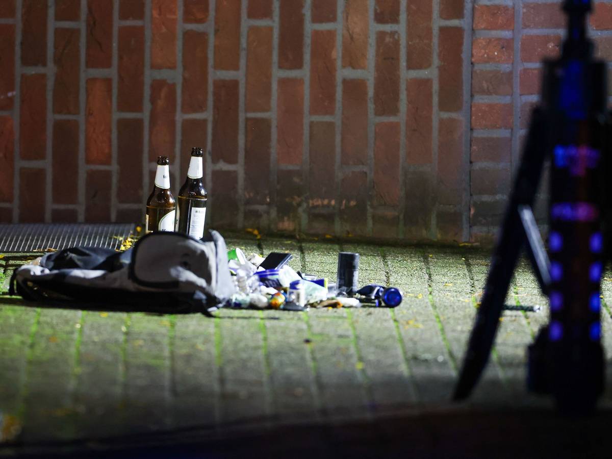 2 Bierflaschen, ein Rucksack und Kleinteile, die dem angeschossenen Mann gehören sollen, liegen im abgesperrten Bereich des Tatorts. Bei einem Polizeieinsatz in Meerbusch bei Düsseldorf ist es zu einem polizeilichen Schusswaffengebrauch gekommen.