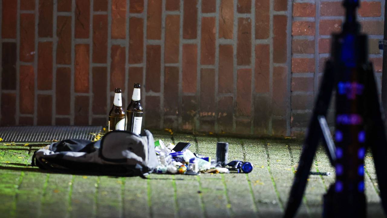 2 Bierflaschen, ein Rucksack und Kleinteile, die dem angeschossenen Mann gehören sollen, liegen im abgesperrten Bereich des Tatorts. Bei einem Polizeieinsatz in Meerbusch bei Düsseldorf ist es zu einem polizeilichen Schusswaffengebrauch gekommen.