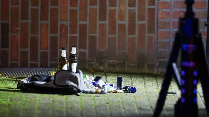 2 Bierflaschen, ein Rucksack und Kleinteile, die dem angeschossenen Mann gehören sollen, liegen im abgesperrten Bereich des Tatorts. Bei einem Polizeieinsatz in Meerbusch bei Düsseldorf ist es zu einem polizeilichen Schusswaffengebrauch gekommen.