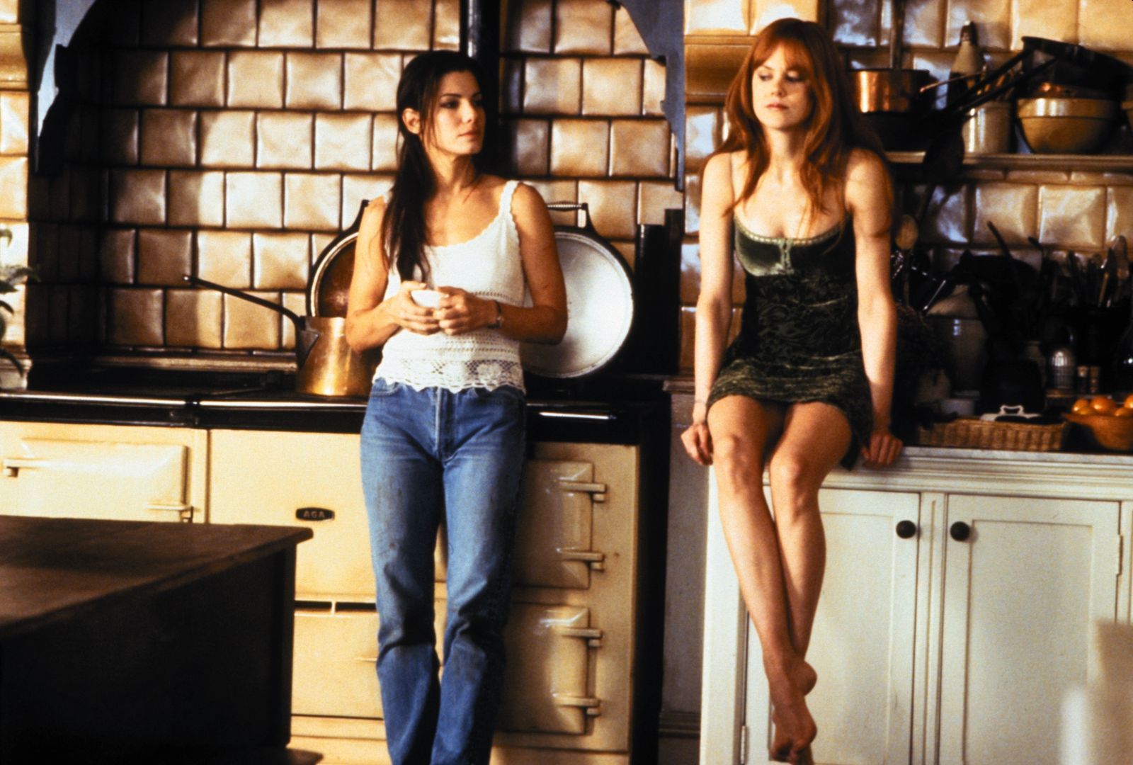 Verflucht bezaubernd: Von der Männerwelt enttäuscht sprach eine Urahnin der Hexenschwestern Sally (Sandra Bullock, links) und Gillian (Nicole Kidman) einen Fluch aus - keiner ihrer Verehrer soll lange leben. Trotz der beiden Superstars hatte kaum jemand sonderlich Mitgefühl: „Zauberhafte Schwestern“ enttäuschte am Box Office. (Bild: vox)