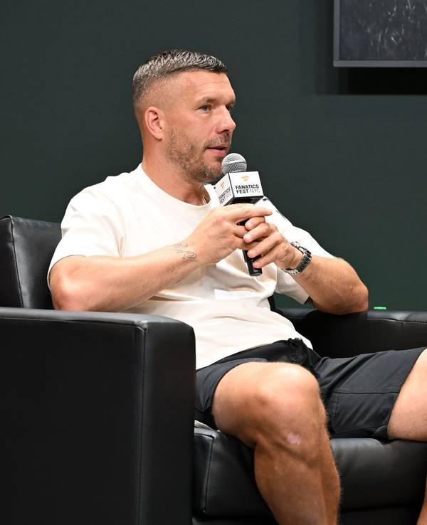 Lukas Podolski hat bei „Stern TV“ über das „Glücksgefühle“-Festival gesprochen. (Bild: 2026 Getty Images for Fanatics/Dave Kotinsky)