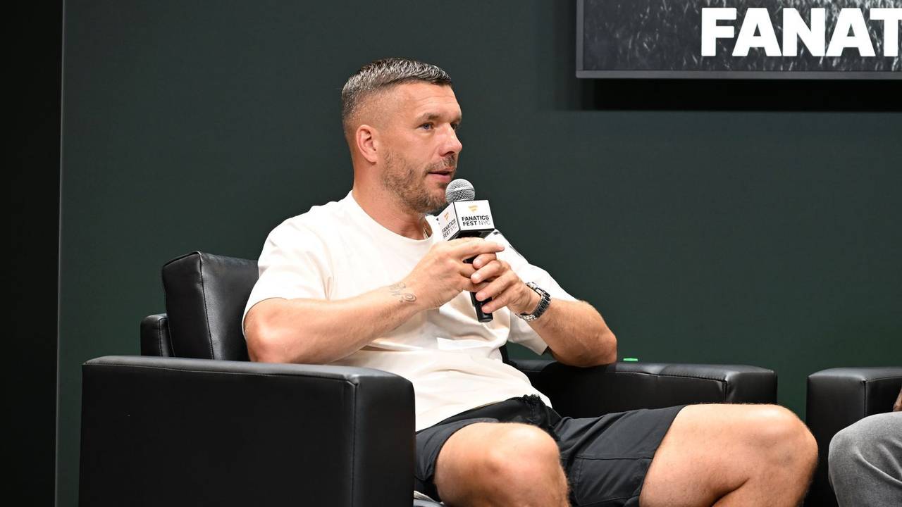 Lukas Podolski hat bei „Stern TV“ über das „Glücksgefühle“-Festival gesprochen. (Bild: 2026 Getty Images for Fanatics/Dave Kotinsky)