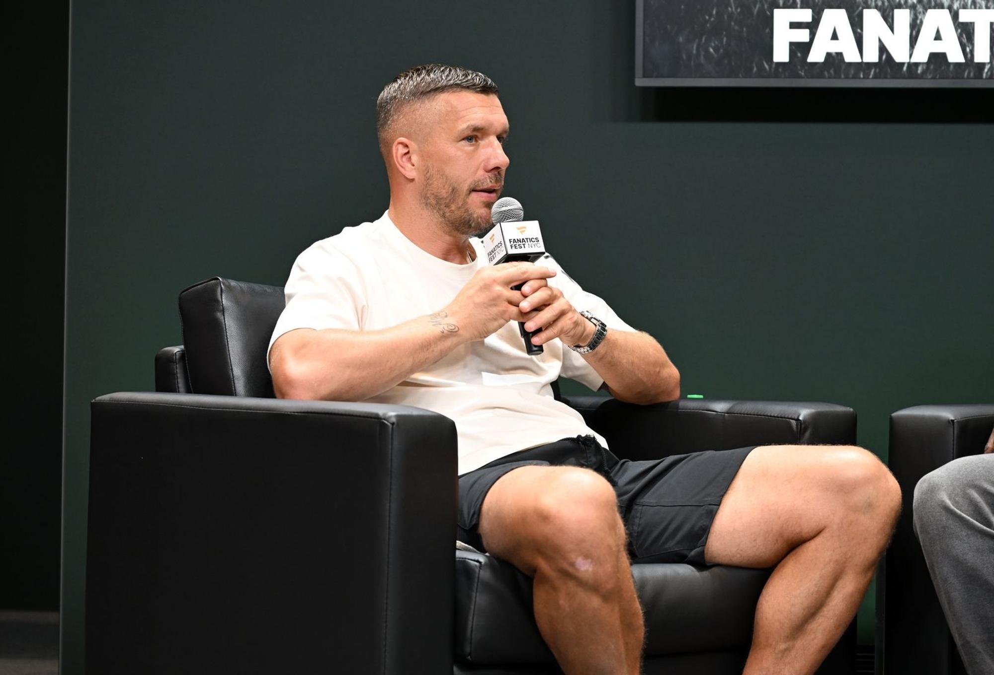 Lukas Podolski hat bei „Stern TV“ über das „Glücksgefühle“-Festival gesprochen. (Bild: 2026 Getty Images for Fanatics/Dave Kotinsky)