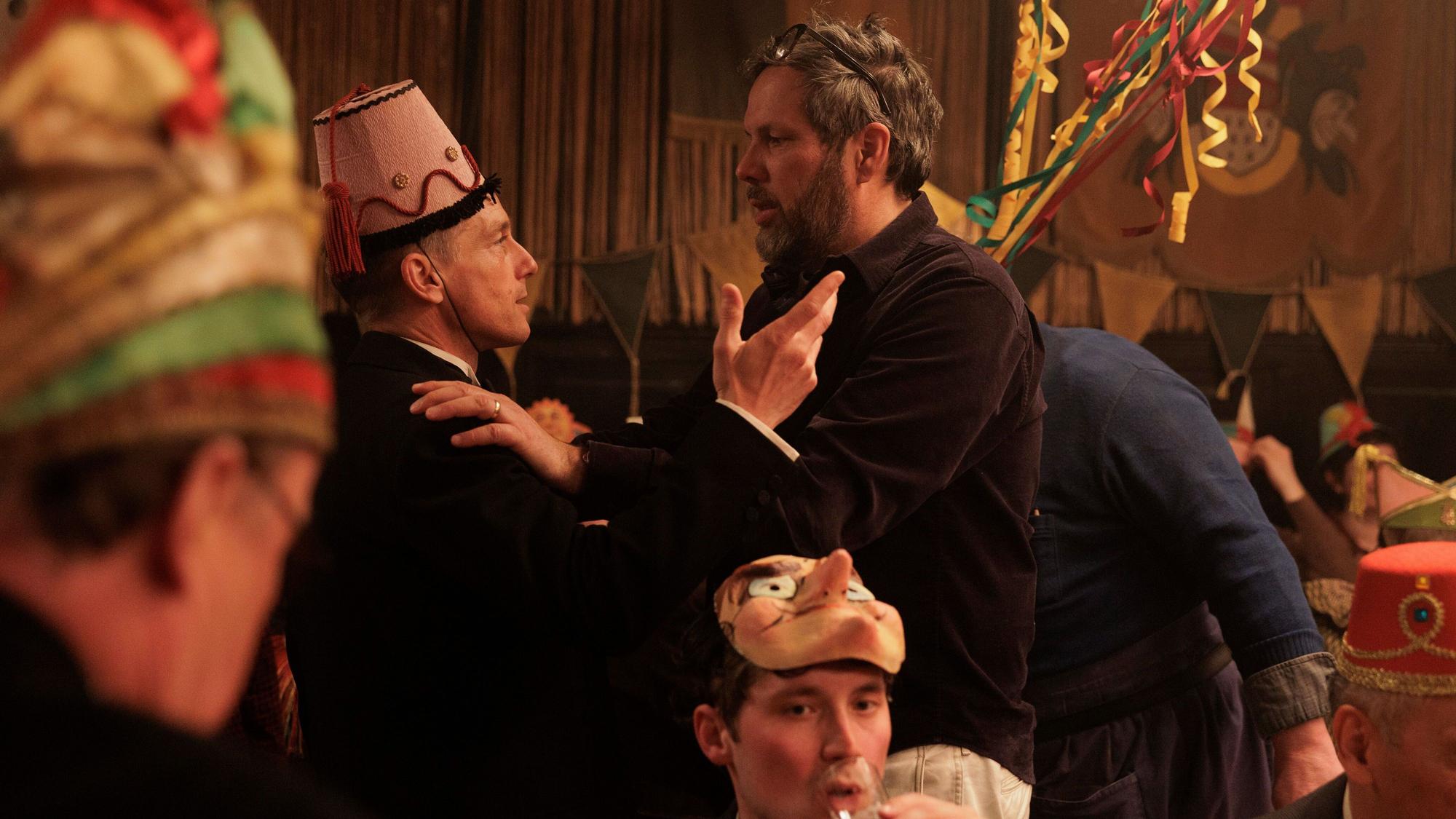 5. Staffel „Babylon Berlin“: Achim von Borries spricht mit Volker Bruch.
