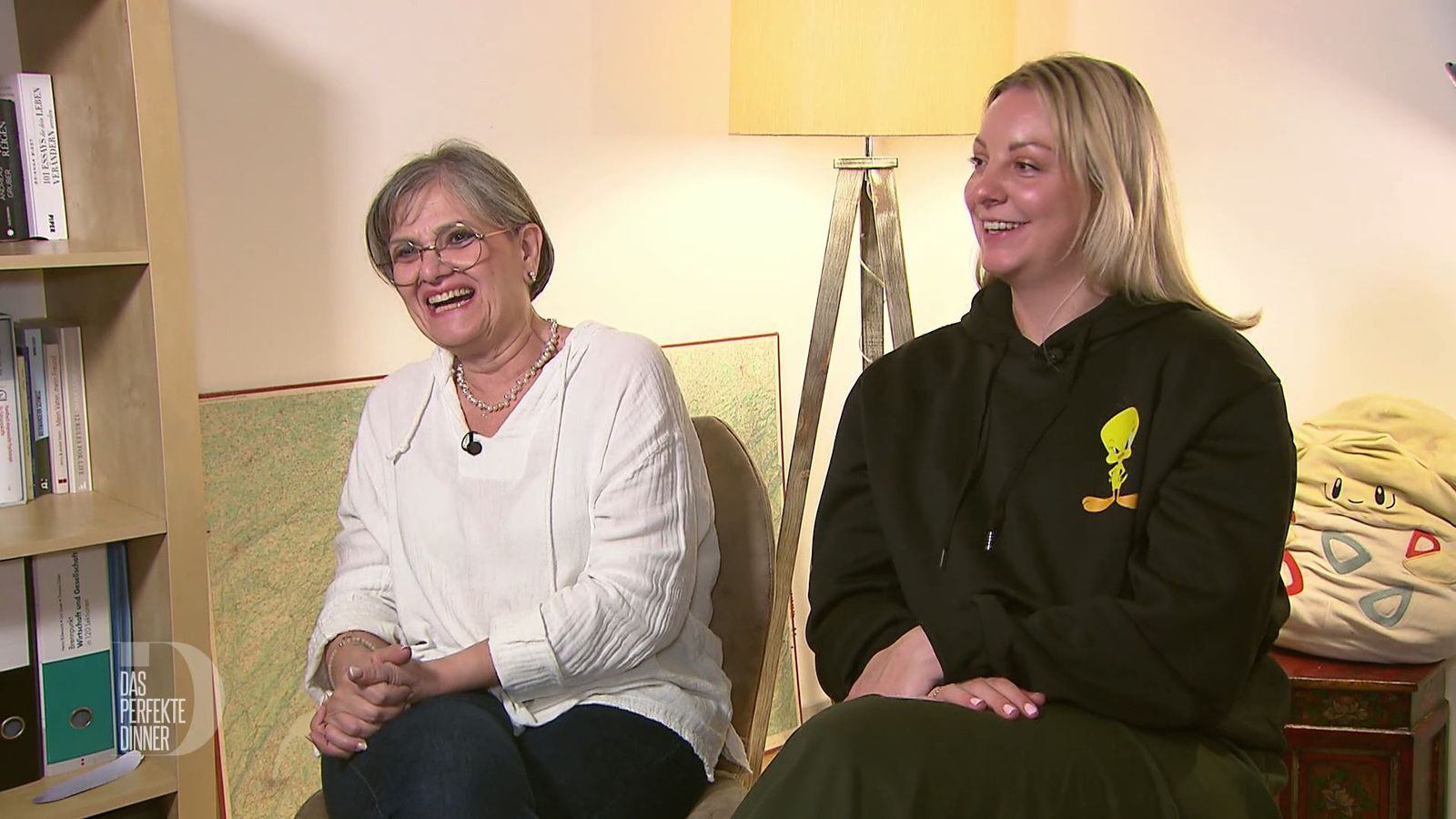 Elena und Michelle schwärmen vom Nachtisch.
 (Bild: RTL)