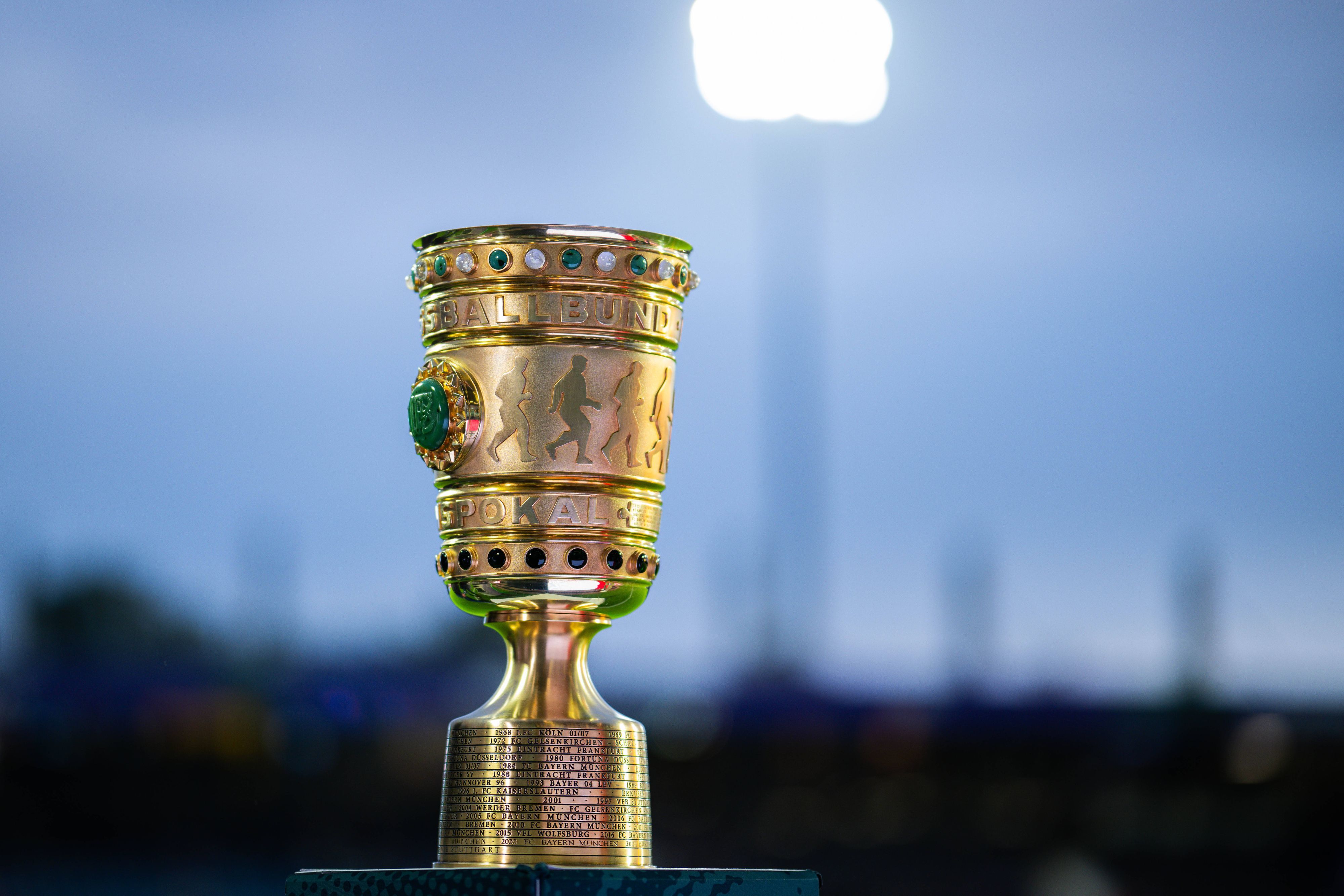 DFB-Pokal vor Flutlicht.