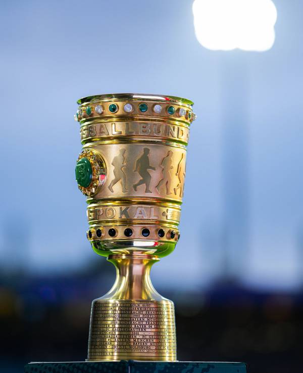 DFB-Pokal vor Flutlicht.