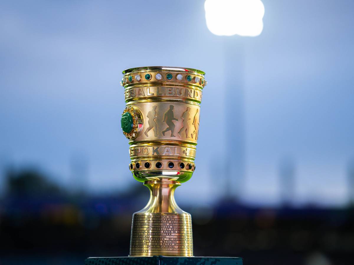 DFB-Pokal vor Flutlicht.