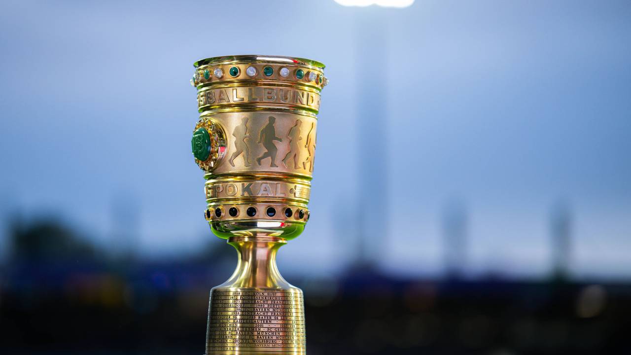 DFB-Pokal vor Flutlicht.