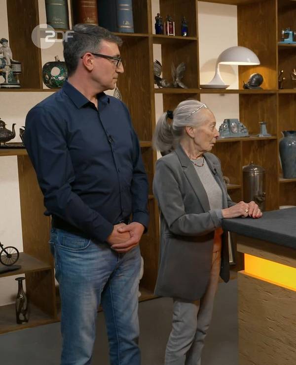 Horst Lichter (Zweiter von rechts) zeigte sich vom Funkeln der Diamanten und Brillanten des Rings beeindruckt. Doch der „Bares für Rares“-Experte Patrick Lessmann (rechts) fand eine ungeahnte Wertminderung heraus ...
(Bild: ZDF)