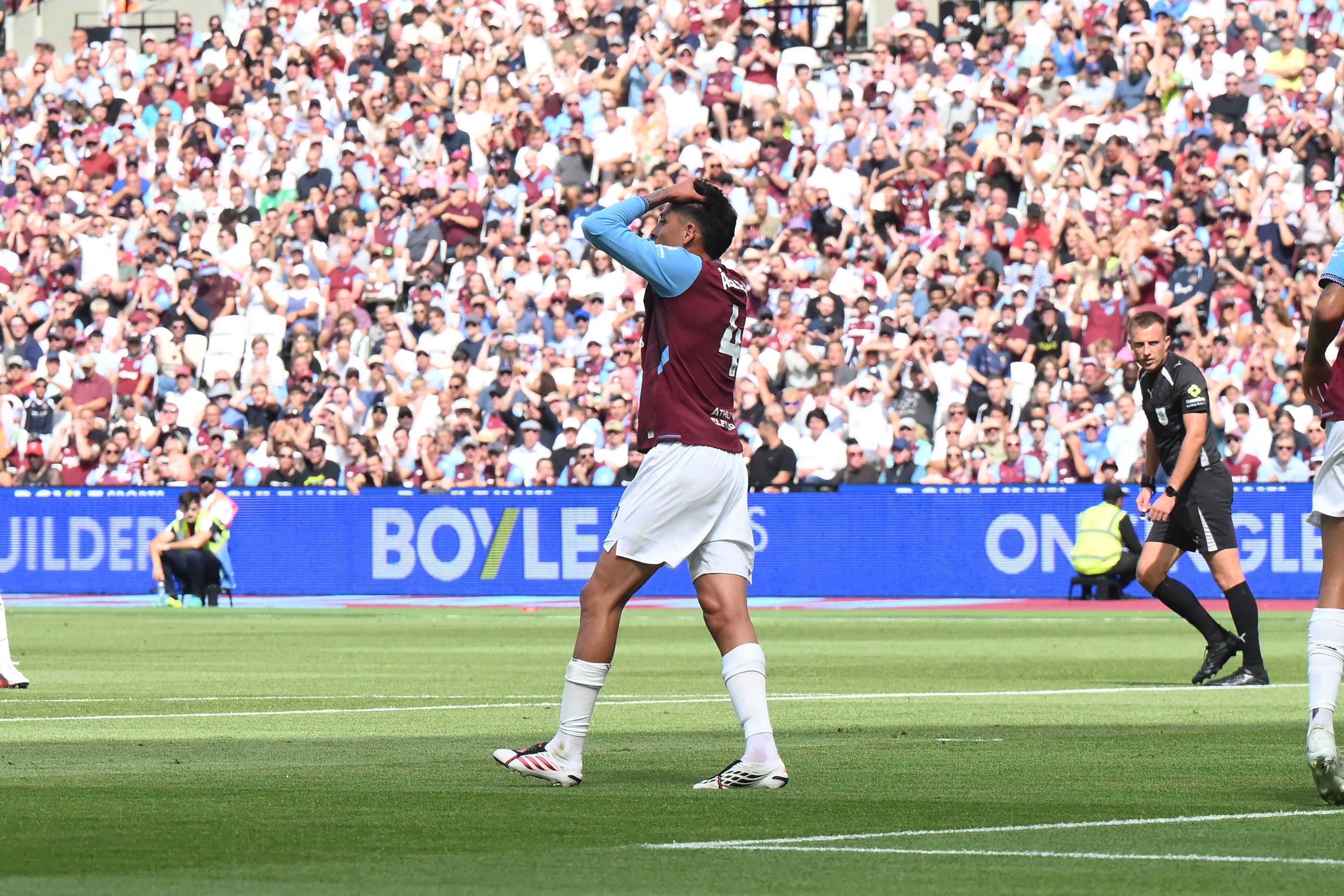 Bei einem Spiel von West Ham United hält sich Edson Álvarez die Hände an den Kopf.