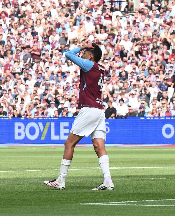 Bei einem Spiel von West Ham United hält sich Edson Álvarez die Hände an den Kopf.