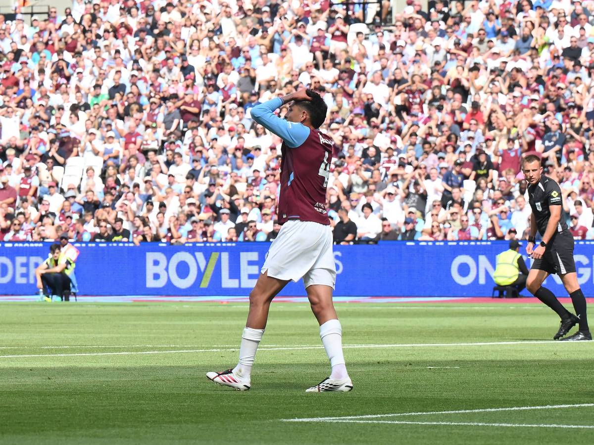 Bei einem Spiel von West Ham United hält sich Edson Álvarez die Hände an den Kopf.