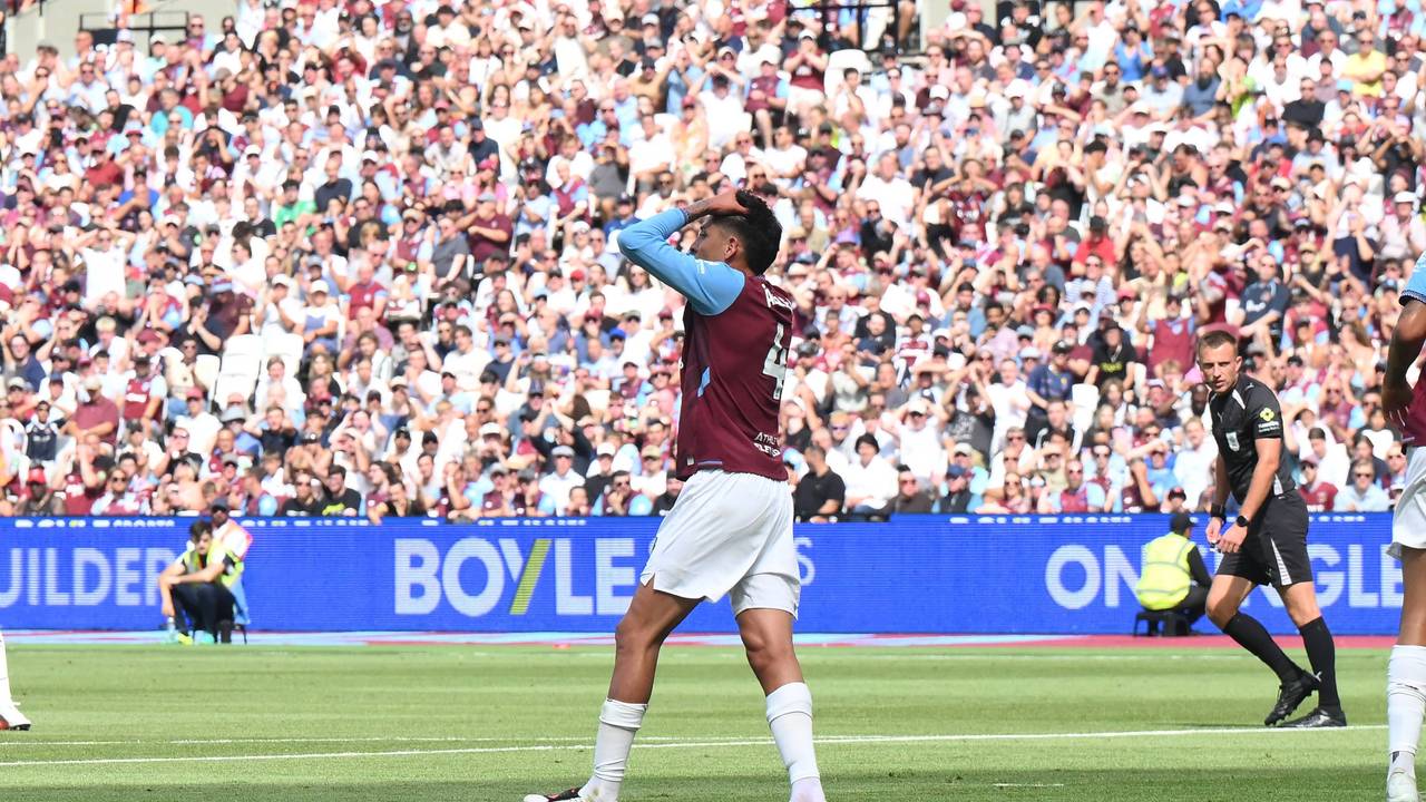 Bei einem Spiel von West Ham United hält sich Edson Álvarez die Hände an den Kopf.