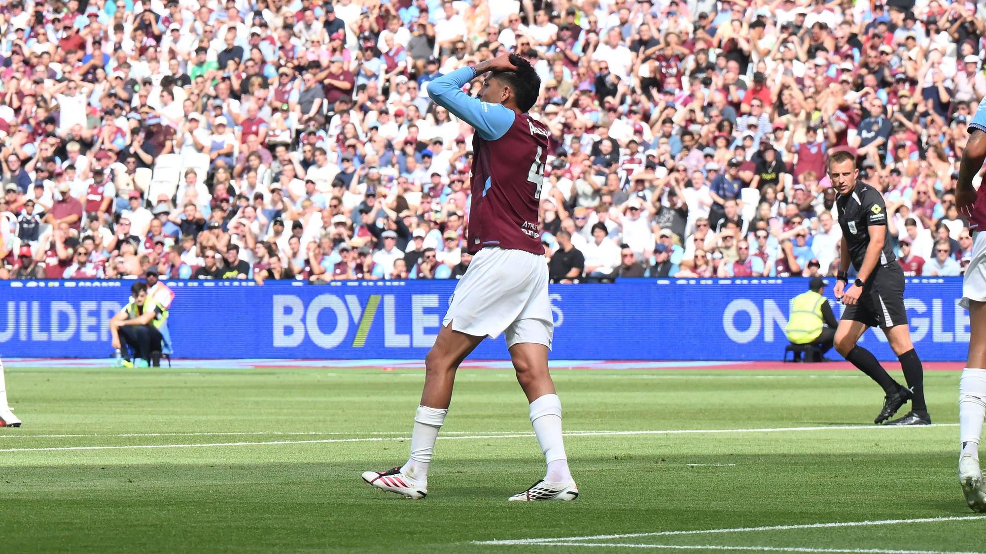 Bei einem Spiel von West Ham United hält sich Edson Álvarez die Hände an den Kopf.