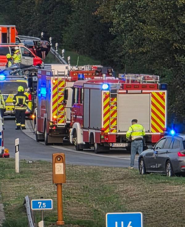 Polizei und Rettungskräfte sind nach einem schweren Unfall auf der Autobahn 3 im Einsatz.