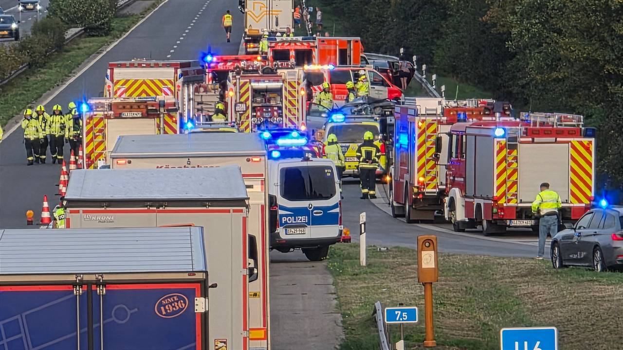 Polizei und Rettungskräfte sind nach einem schweren Unfall auf der Autobahn 3 im Einsatz.