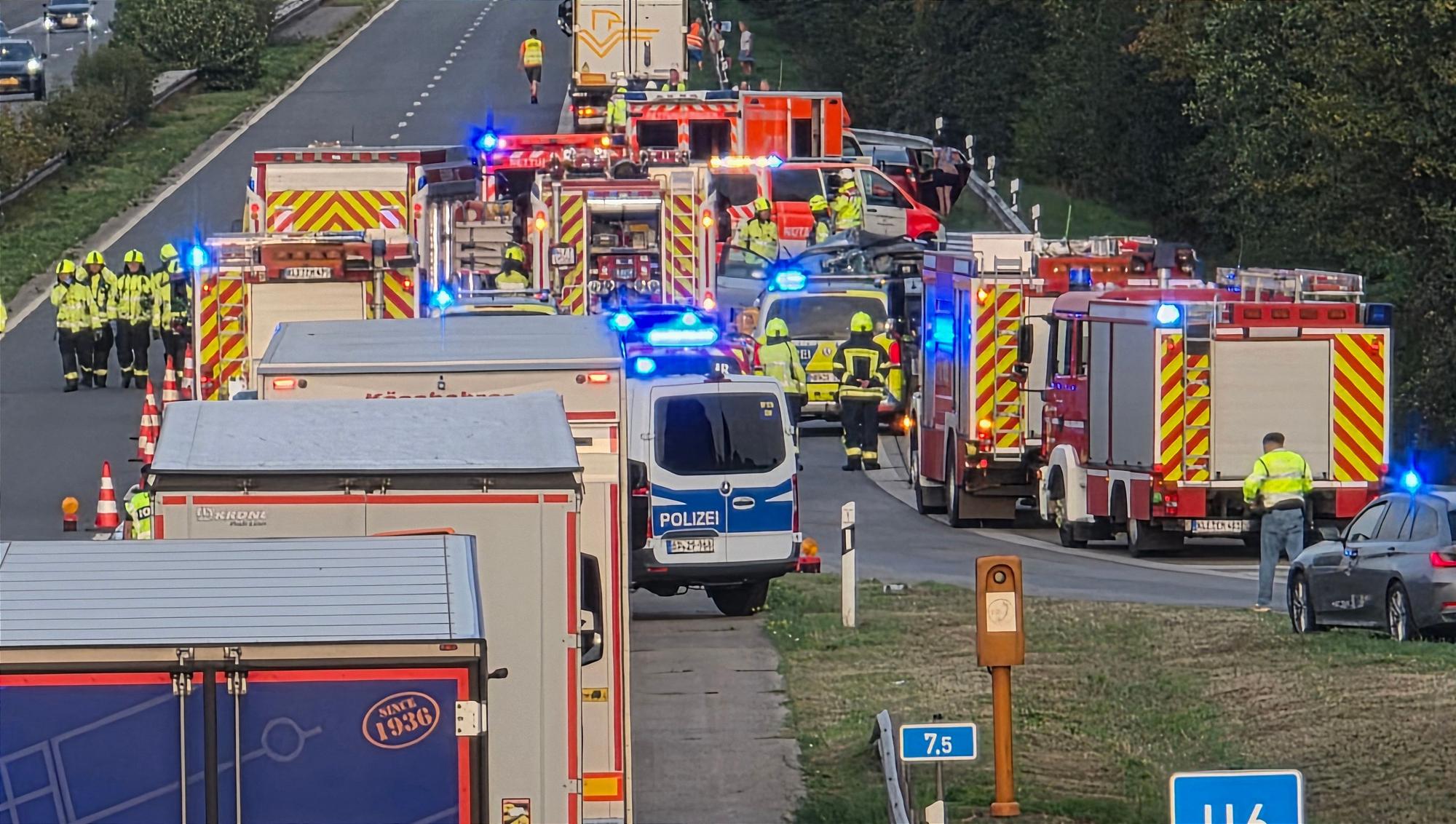 Polizei und Rettungskräfte sind nach einem schweren Unfall auf der Autobahn 3 im Einsatz.