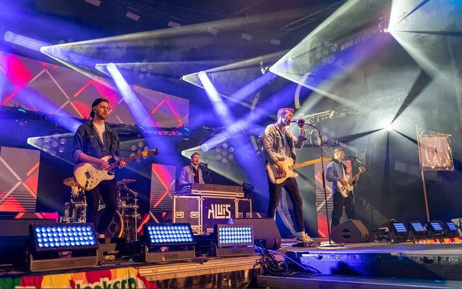 Die Band Aluis beim Auftritt auf der Bühne.