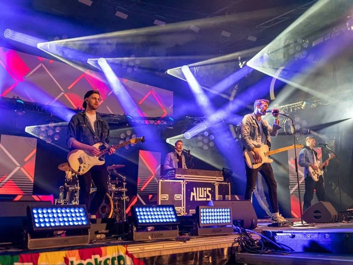 Die Band Aluis beim Auftritt auf der Bühne.