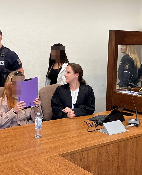 Die beiden angeklagten Frauen mit Verteidiger Goran Bronisch und Verteidigerin Christina Offermanns beim Prozessauftakt im Kölner Landgericht