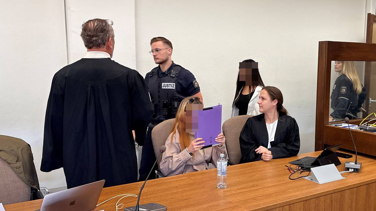 Die beiden angeklagten Frauen mit Verteidiger Goran Bronisch und Verteidigerin Christina Offermanns beim Prozessauftakt im Kölner Landgericht