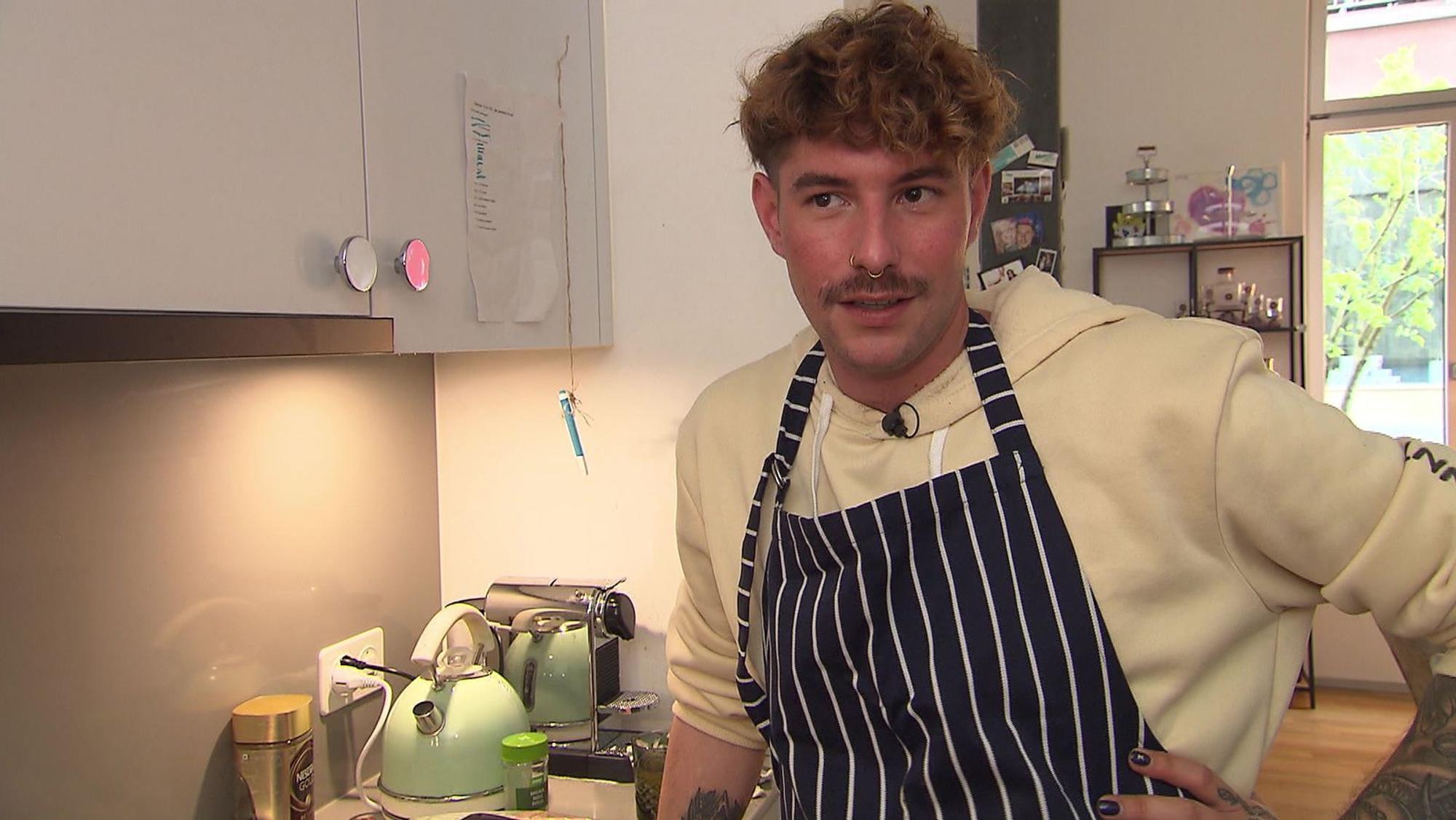 Heute wird ein gemütlicher Hoodie-Tag, hat Kilian beschlossen.
(Bild: RTL)