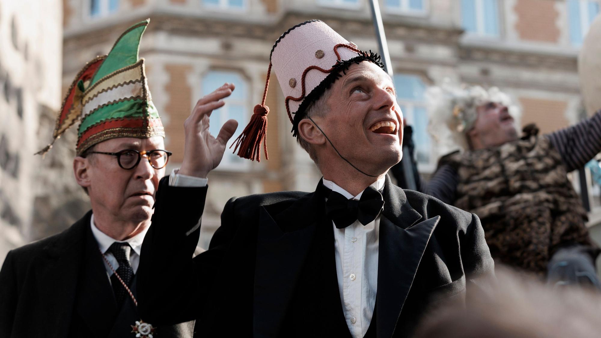 Ermittler Gereon Rath (Volker Bruch, r.) und Dr. Forster (Ulrich Noethen) in „Babylon Berlin“.