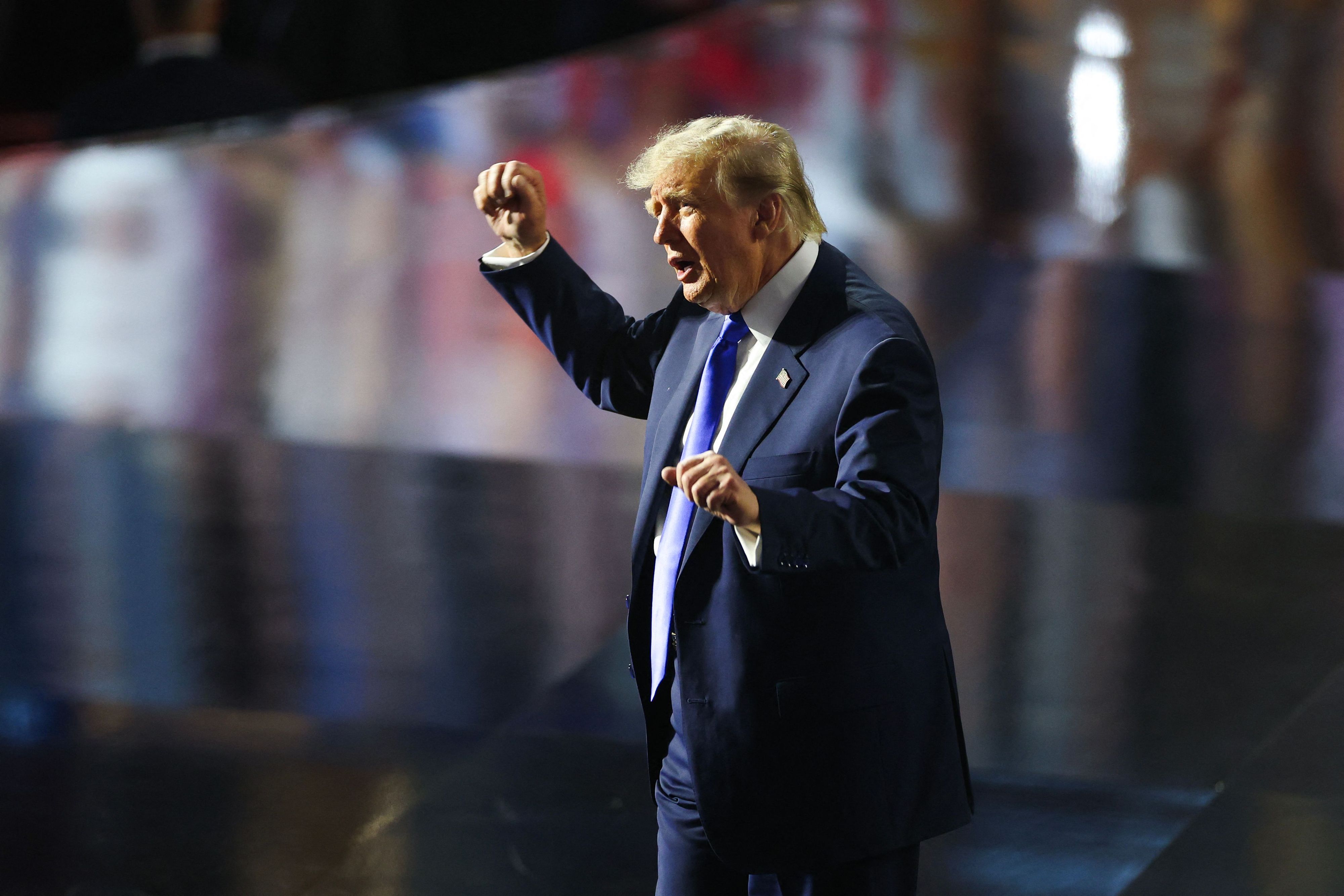 US-Präsident Donald Trump tanzt, als er sich nach seiner Ansprache am ersten Tag des Republikanischen Parteitags im American Airlines Center in Dallas (Texas) verabschiedet.