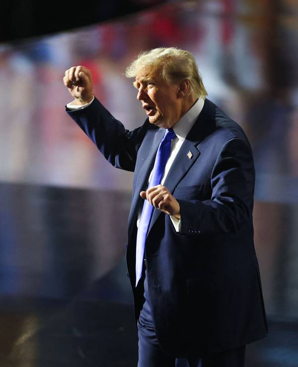 US-Präsident Donald Trump tanzt, als er sich nach seiner Ansprache am ersten Tag des Republikanischen Parteitags im American Airlines Center in Dallas (Texas) verabschiedet.