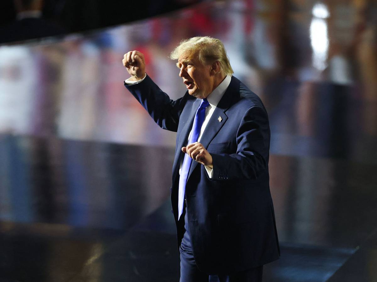 US-Präsident Donald Trump tanzt, als er sich nach seiner Ansprache am ersten Tag des Republikanischen Parteitags im American Airlines Center in Dallas (Texas) verabschiedet.