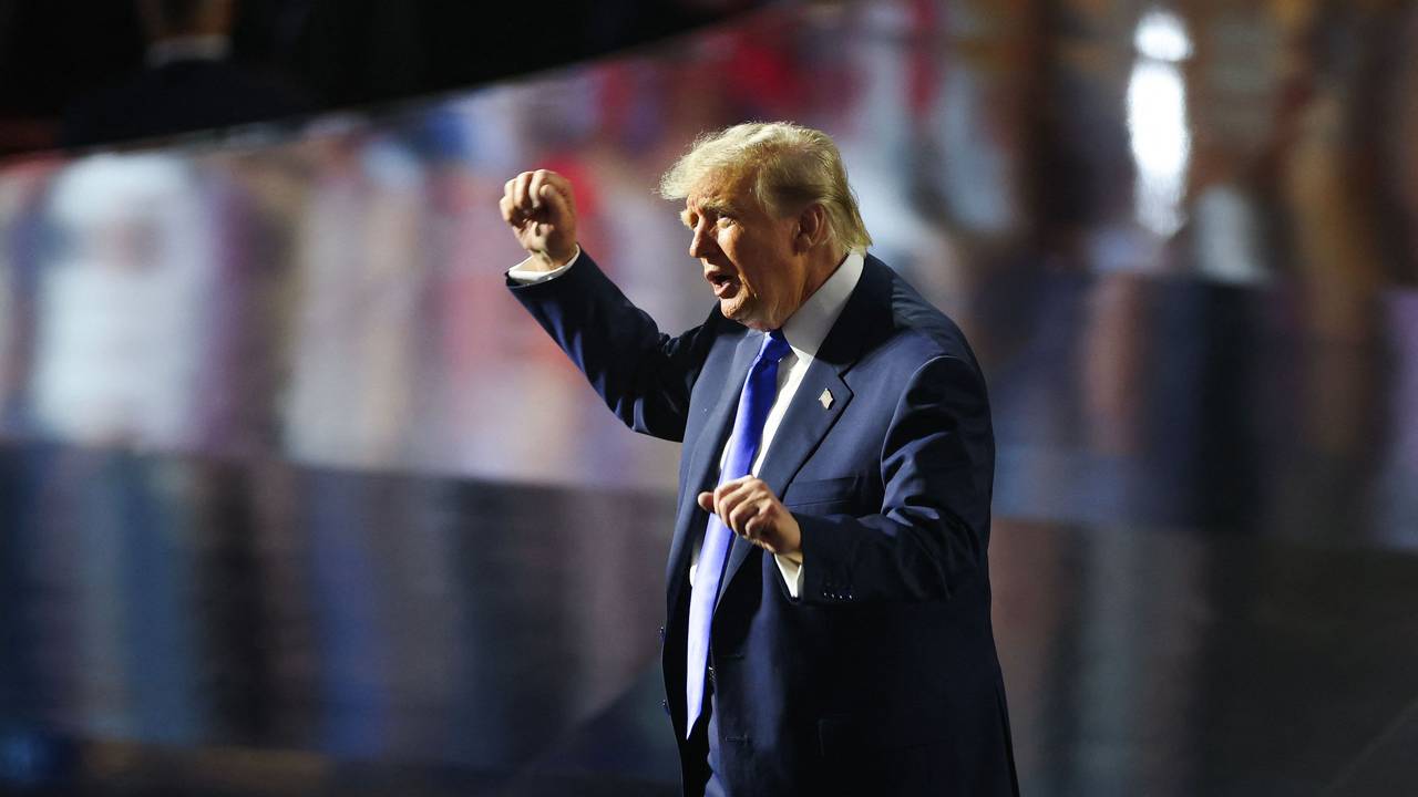 US-Präsident Donald Trump tanzt, als er sich nach seiner Ansprache am ersten Tag des Republikanischen Parteitags im American Airlines Center in Dallas (Texas) verabschiedet.