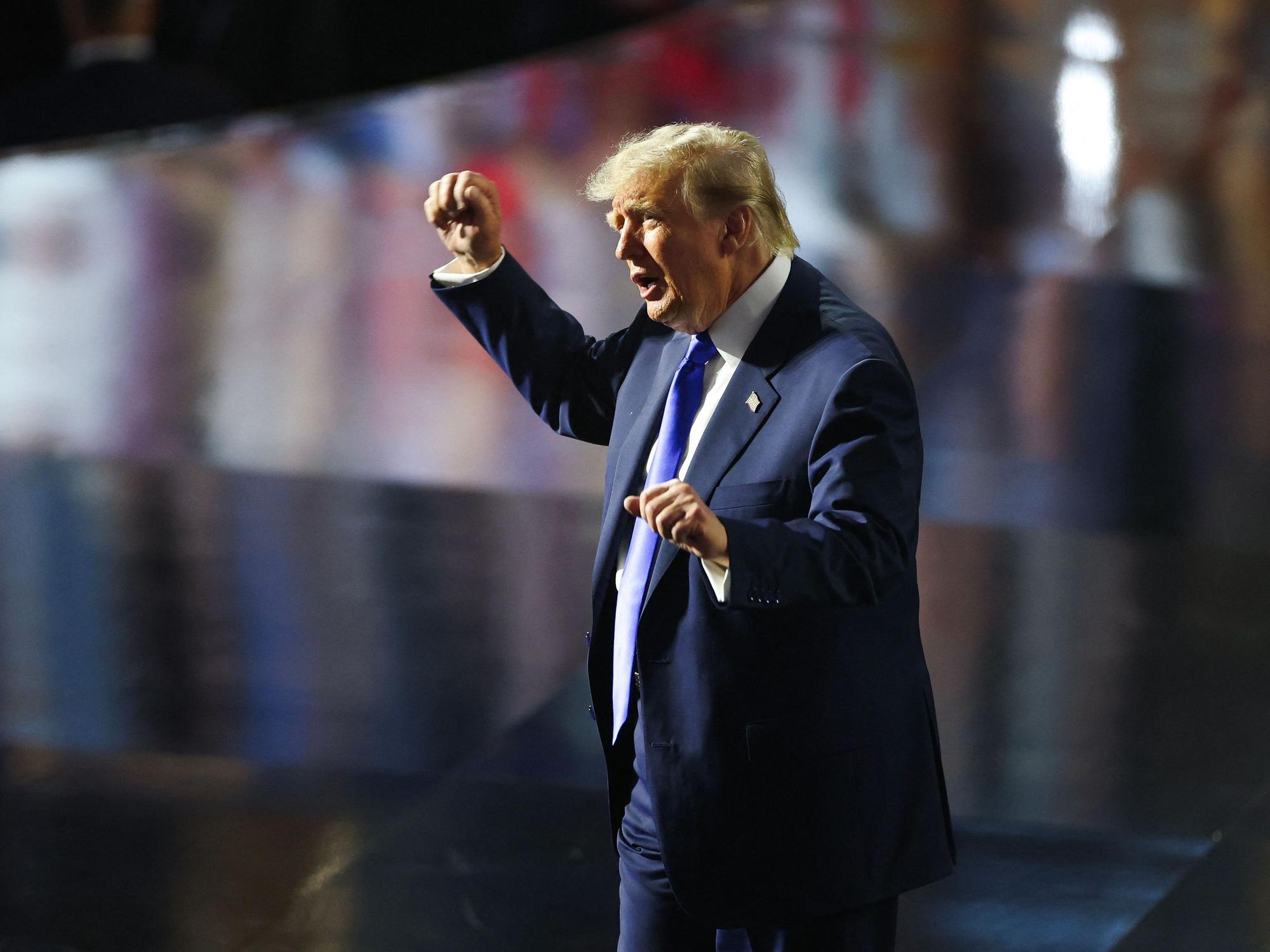 US-Präsident Donald Trump tanzt, als er sich nach seiner Ansprache am ersten Tag des Republikanischen Parteitags im American Airlines Center in Dallas (Texas) verabschiedet.