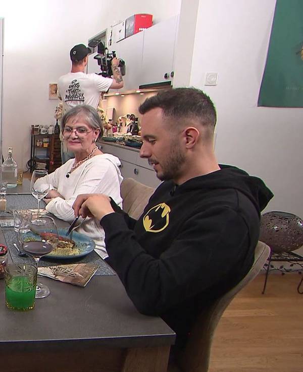 Während Michelle (links) und Riccardo ihren Hauptgang schon essen, warten Patricia (2.v.l) und Elena noch auf ihre Teller.
(Bild: RTL)
