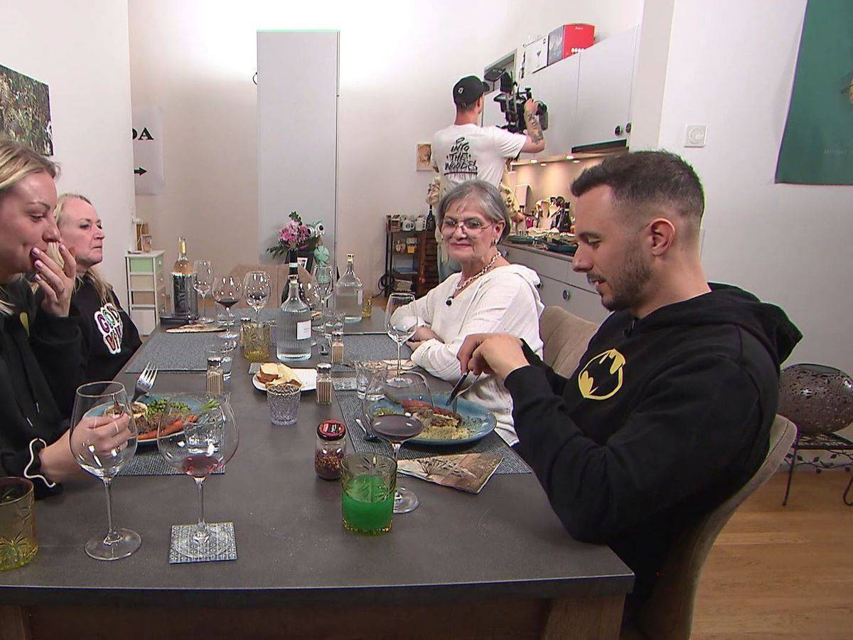 Während Michelle (links) und Riccardo ihren Hauptgang schon essen, warten Patricia (2.v.l) und Elena noch auf ihre Teller.
(Bild: RTL)