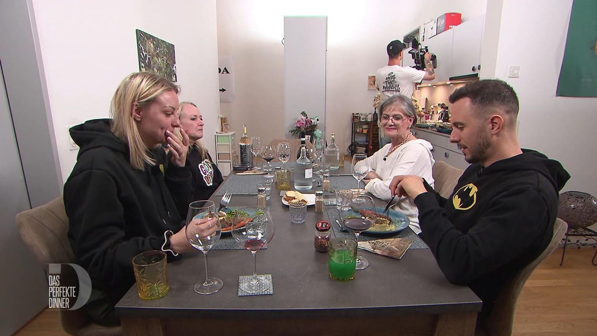 Während Michelle (links) und Riccardo ihren Hauptgang schon essen, warten Patricia (2.v.l) und Elena noch auf ihre Teller.
(Bild: RTL)