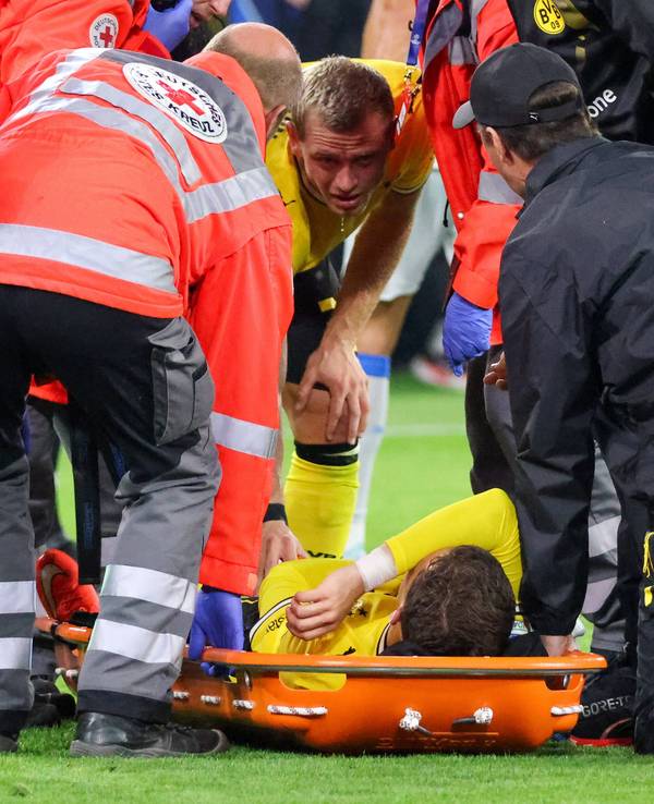 Konstantinos Karetsas liegt auf einer Trage.