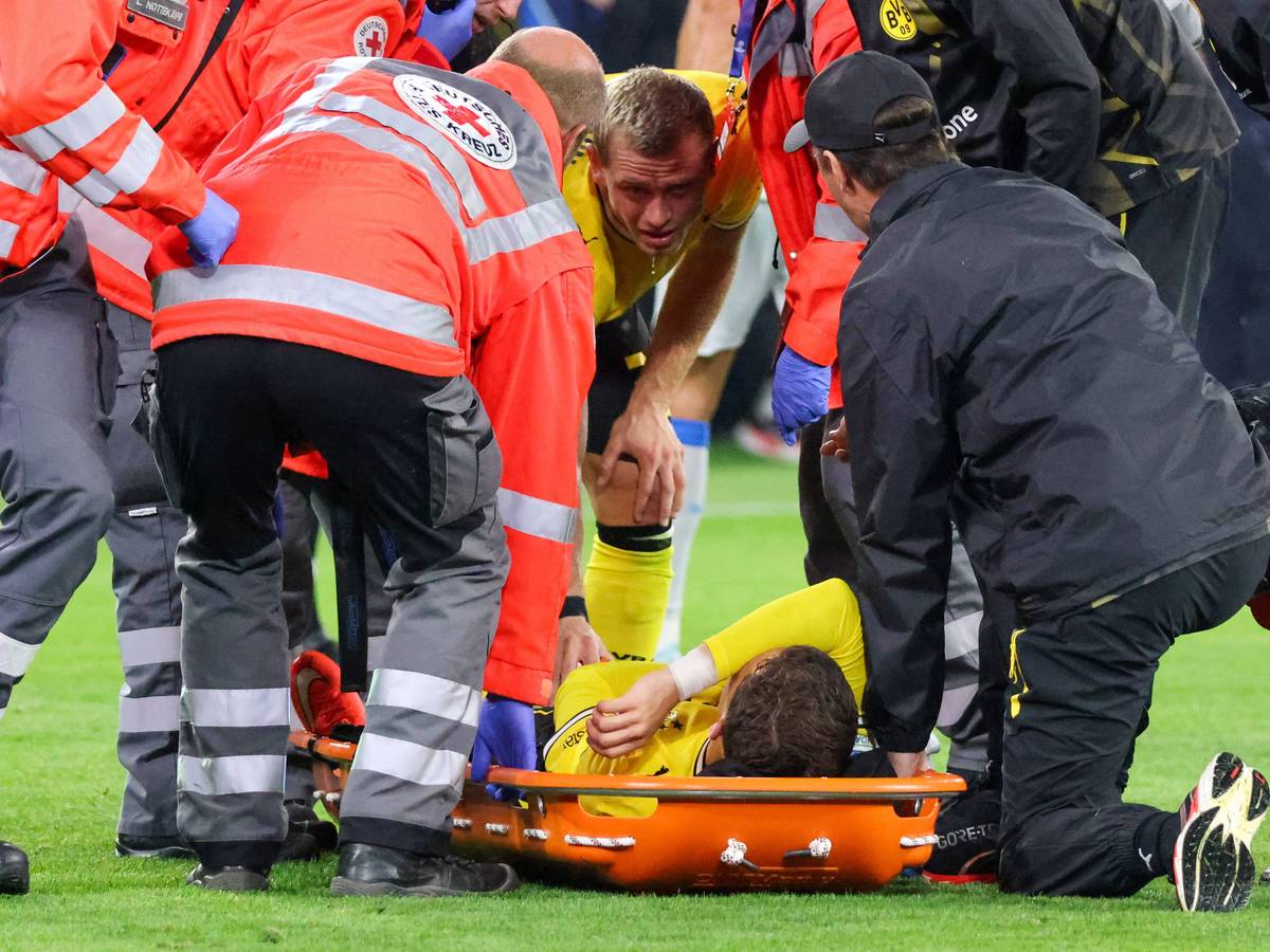 Konstantinos Karetsas liegt auf einer Trage.